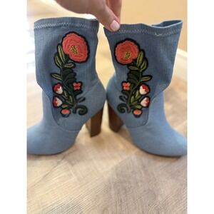 CHASE + CHLOE Embroidered‎ Denim Ankle Boots – Floral Boho Chic – Size 6